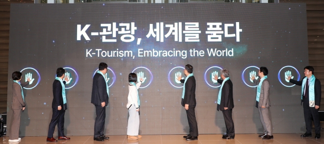 인천국제공항 제2터미널에서 23일 사상 최대 외래관광객 유치 기념행사가 진행되고 있다.한국관광공사 제공.