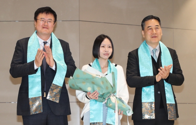 인천국제공항에서 열린 1850만 번째 관광객 환영행사.왼쪽부터 김대현 문체부 제2차관,행운의 주인공인 샬메인 리,<a href=