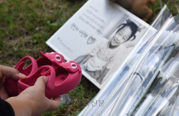 양부모 학대로 숨진 정인이 1주기인 지난 2021년 10월 13일 오후 경기도 양평군 하이패밀리 안데르센 공원묘원에 추모객들의 발길이 이어지고 있다.2021.10.13.도준석 전문기자