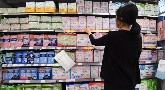 서울의 한 대형마트 생리대 코너.- 서울신문db