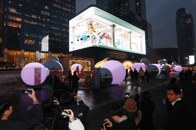 전광판 미디어쇼 감상하는 시민들 - 서울 강남구의 한 전광판에서 시민들이‘미디어 쇼’를 감상하고 있다.연합뉴스