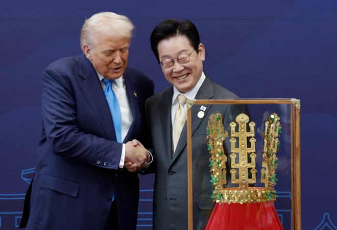 ‘천마총 금관 모형’과 한미 정상 - 이재명 대통령이 29일 경북 경주박물관에서 도널드 트럼프 미국 대통령에게 ‘천마총 금관 모형’을 선물한 뒤 악수하고 있다. 2025.10.29 대통령실통신사진기자단