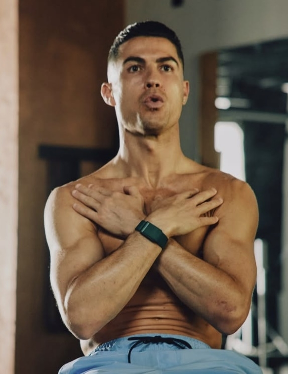 세계적인 축구선수 크리스티아누 호날두(40·알 나스르)가 불혹의 나이에도 20대 같은 몸 상태와 경기력을 유지하는 비결이 공개됐다. 호날두 SNS 캡처