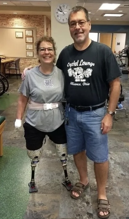 수차례 수술과 100일 이상 병원 치료를 거친 마리는 현재 부분적으로 팔과 다리를 대체하는 보철기를 착용하며 재활을 계속하고 있다.더선 캡처