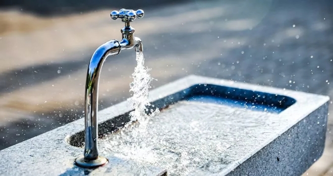 수도 같은 핵심 공공재는 민영화의 영향이 가장 먼저,그리고 가장 분명하게 드러난다.요금을 낮추겠다는 약속과 달리 물 사용을 줄여도 요금이 오르거나,<a href=