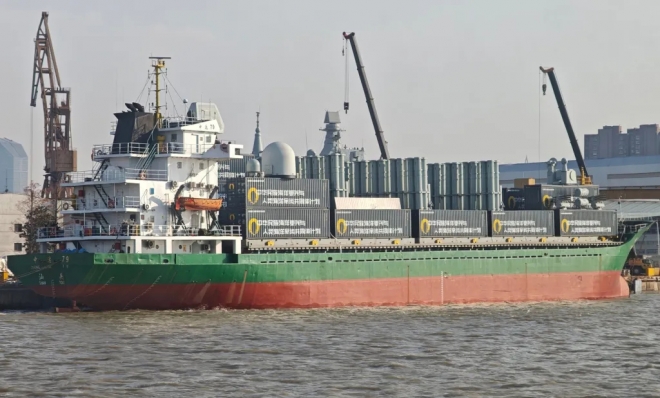 컨테이너형 수직발사체로 보이는 장비들이 갑판을 가득 메운 중국 화물선의 또 다른 각도.상선을 전투 플랫폼으로 전환하려는‘무장 화물선’구상이 구체화되고 있다는 분석이 나온다.중국 인터넷 캡처