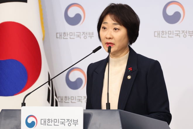 이스란 보건복지부 1차관이 26일 오전 서울 종로구 정부서울청사에서‘제3차 아동정책기본계획 발표’브리핑을 하고 있다.뉴시스