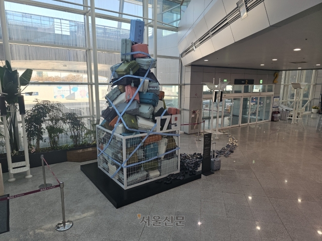 무안공항 1층 로비에는 신발 179켤레와 가방 179개로 만들어진‘캐리어 179: 못다 한 여행의 기록’이라는 제목의 5m 높이 탑이 들어서 있다.