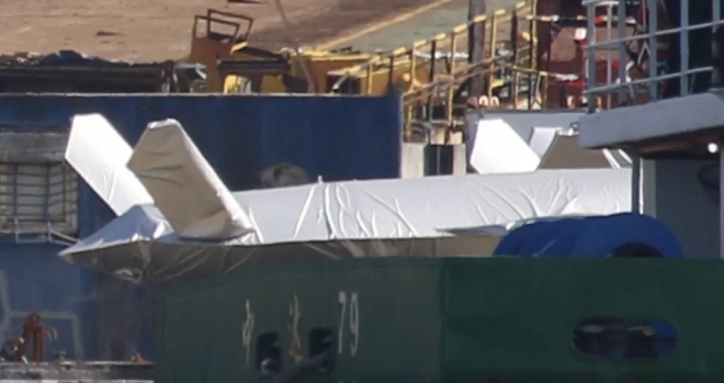 상하이 후둥중화 조선소 부두에 나란히 배치된 중국의‘C형’로열 윙맨 계열로 추정되는 전투 드론들.최대 3대가 동시에 포착됐으며 실기체인지 모형인지는 확인되지 않았다.중국 인터넷 캡처