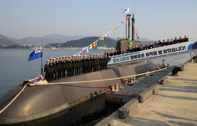 안병구 초대 장보고함장 등 역대 함장들과 승조원들이 29일 경남 창원 진해구 해군잠수함사령부에서 열린 대한민국 최초의 잠수함 장보고함(SS-Ⅰ,1200t급) 퇴역식에서 기념촬영을 하고 있다.창원 뉴스1