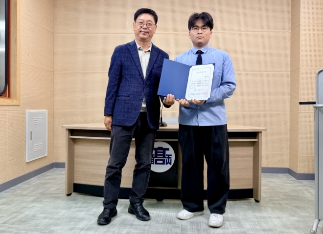 김용재 순천중고 총동창회 장학회 이사장과 순천고 2학년 최은강 군이 장학금 수여식 후 기념촬영하고 있다.