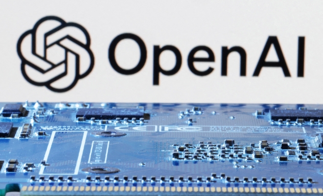 미국 인공지능 기업 오픈AI 로고가 컴퓨터 메인보드 인근에 배치된 모습.오픈AI가 직원 1인당 평균 150만 달러에 달하는 주식 보상을 지급하며 실리콘밸리 보상 구조에 변화를 주고 있다.로이터 연합뉴스
