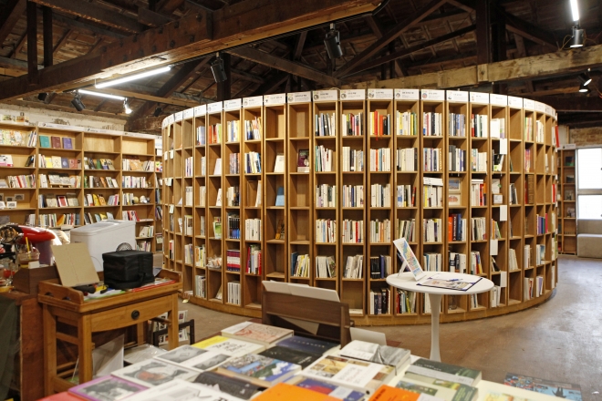 목포 행복동의 포도책방은 일제강점기 미곡창고를 활용해 천장 서까래 등에 오랜 시간의 흔적이 묻어난다.