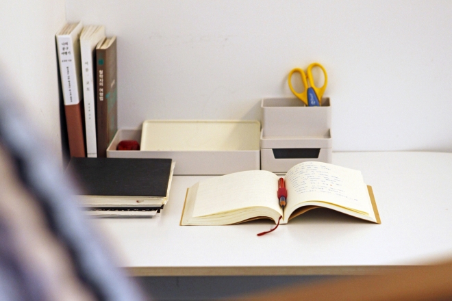 만호동 몬도마노의 뒤뜰 옆 작은 방에 있는 앉은뱅이책상과 방명록 노트.얼굴도 모르는 이들이 서로에게 남긴‘편지글’은 읽는 재미가 쏠쏠하다.