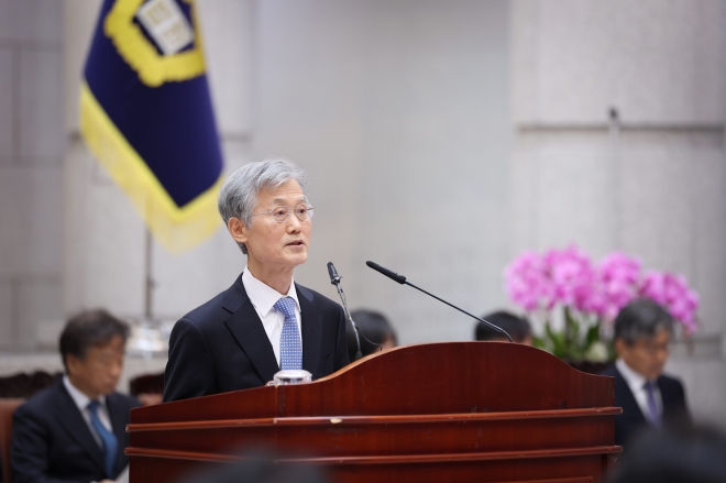 조희대 대법원장이 2일 서울 서초구 대법원 청사에서 열린 시무식에서 신년사를 하고있다.대법원 제공