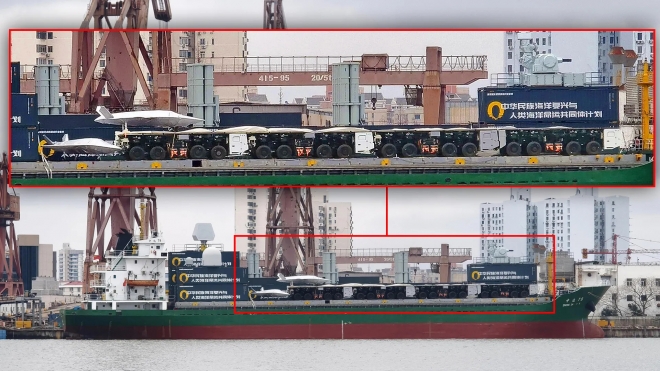 중국 상하이 후둥-중화 조선소에서 개조 중인 중형 화물선 갑판 위에 트럭형 전자기 사출기 모듈과 전투형 드론(또는 모형)이 함께 배치된 모습.여러 대의 차량이 연결돼 하나의 사출 궤도를 형성하고 있으며,<a href=