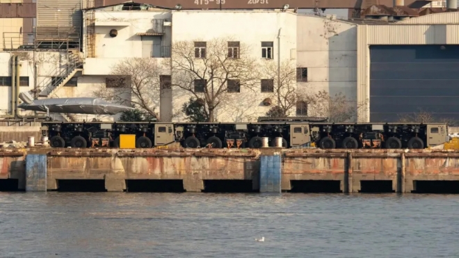 중국 상하이 후둥-중화 조선소 부두에서 트럭형 전자기 사출기 모듈이 열차처럼 연결된 모습.앞서 육상에서 포착된 이동식 전자기 사출 체계와 구조적으로 동일한 형태로,여러 대의 차량이 하나의 연속된 사출 궤도를 이루