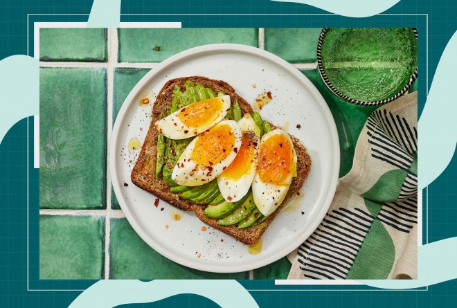 단백질과 건강한 지방,식이섬유를 고루 갖춘 아침 식사의 한 예.달걀과 아보카도,통곡물 토스트 조합은 전문가들이 권하는‘아침 식사 3원칙’을 시각적으로 보여준다.이팅웰 제공