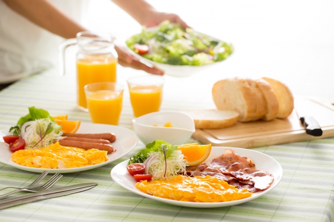 달걀과 단백질 식품,통곡물 빵,과일과 채소를 함께 구성한 아침 식사.전문가들은 단백질·식이섬유·건강한 지방을 고루 갖춘 균형 잡힌 한 끼를 이상적인 아침 식사로 꼽는다.123rf