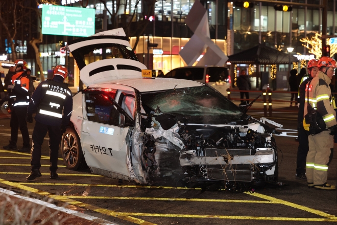 2일 오후 6시 5분쯤 종로구 종각역 앞 도로에서 승용차 2대와 택시 1대가 추돌하며 1명이 숨지고 9명이 다쳤다. 사진은 이날 사고 현장. 2026.1.2 연합뉴스