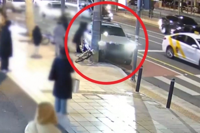 지난달 31일 오후 6시 50분쯤 서울 광진구 화양동 한 대로변에서 유명 여성 인터넷방송인(BJ)이 약물을 복용한 상태로 운전하다 전봇대를 들이받는 사고를 냈다.MBN 보도화면 캡처