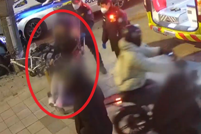 지난달 31일 오후 6시 50분쯤 서울 광진구 화양동 한 대로변에서 약물을 복용한 상태로 운전하다 전봇대를 들이받는 사고를 낸 유명 여성 인터넷방송인(BJ)이 들것에 실려 구급차로 옮겨지고 있다.MBN 보도화면 캡