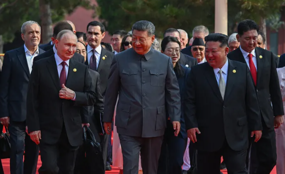 2025년 9월 3일 오전 중국 베이징에서 열린‘중국 인민 항일전쟁 및 반파시스트전쟁 승리’(전승절) 80주년 경축행사에 참석한 블라디미르 푸틴(왼쪽부터) 러시아 대통령,시진핑 중국 국가주석,<a href=