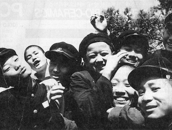 ‘국민배우’안성기의 경동중 3학년 재학 당시 친구들과 찍은 사진.앞줄 오른쪽이 안성기,안성기의 바로 왼쪽 뒤에 있는 인물이 가수 조용필이다.서울신문 DB