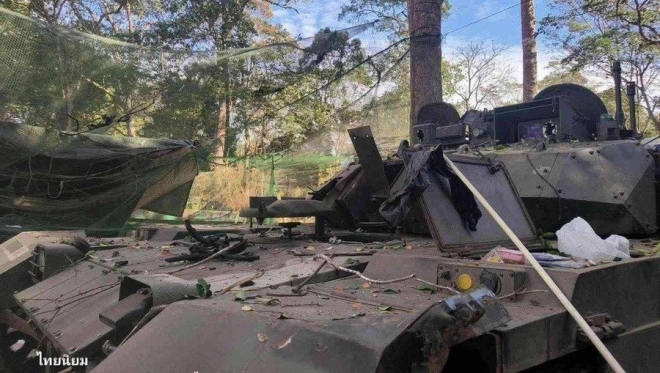 태국과 캄보디아 간 무력 충돌 과정에서 포신이 폭발한 중국산 VT-4 전차.소셜미디어 캡처