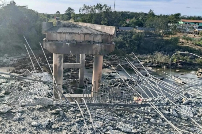 지난달 13일(현지시간) 태국군 F-16 전투기 공격으로 캄보디아 푸르사트주의 한 교량이 파괴됐다.AFP 연합뉴스