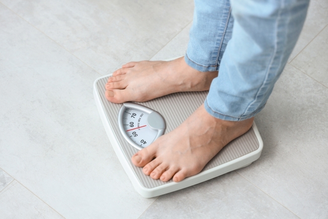 체중을 재는 사람.다이어트 자료사진.123rf.com