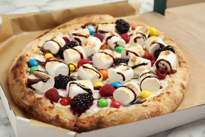마시멜로와 초콜릿이 올려진 피자 자료사진.123rf.com