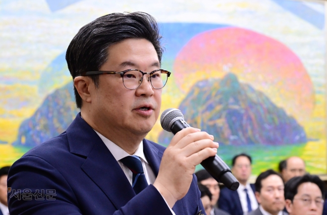 김병주 MBK파트너스 회장이 2025년 10월 14일 서울 영등포구 여의도 국회에서 열린 공정거래위원회,개인정보보호위원회 등에 대한 정무위원회 국정감사에 증인으로 출석,<a href=