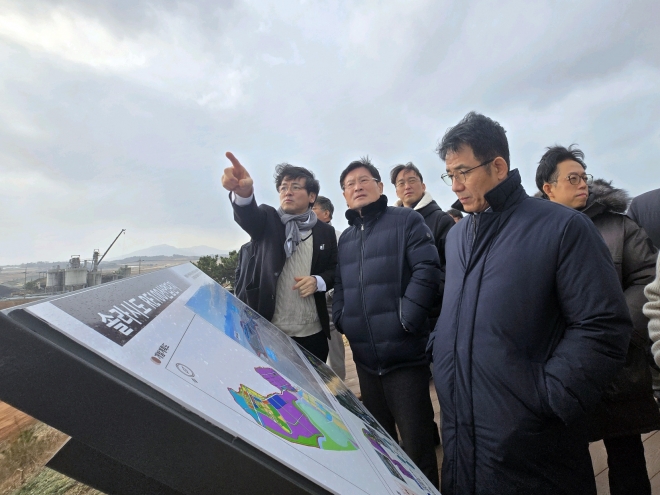 삼성SDS 컨소시엄 설립위원들이 지난 7일 전남 해남군에 위치한 국가 AI컴퓨팅센터 현장을 방문해 예정 부지를 점검하고 있다.삼성SDS 제공