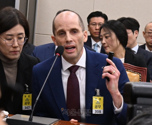 30일 국회에서 열린 쿠팡 침해사고 및 개인정보 유출,불공정 거래,노동환경 실태 파악과 재발 방지 대책 마련을 위한 청문회에서 해롤드 로저스 쿠팡 대표이사가 최민희 과학기술정보방송통신위원회 위원장의 동시통역기 착