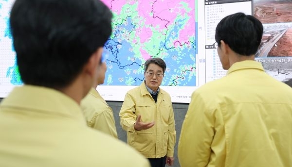 지난해 12월 13일 김동연 경기도지사가 경기도 재난안전대책본부를 찾아 도내 제설 상황을 점검하고 차질 없는 대응을 당부하고 있다.(경기도 제공)