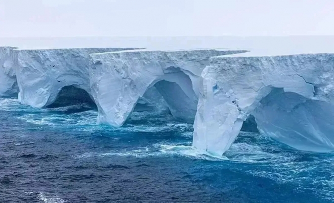 드론으로 촬영한 A23a의 모습으로 파도가 만들어낸 터널 같은 형상이 보인다