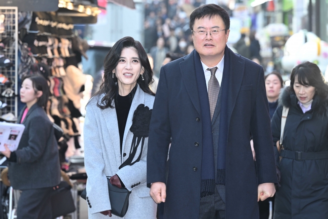 김대현 문화체육관광부 2차관과 이부진 한국방문의해위원회 위원장 겸 호텔신라 대표이사가‘2026 코리아그랜드세일’개막일인 17일 오전 서울 중구 티르티르 매장을 방문하기 위해 이동하고 있다.2025.12.17 뉴