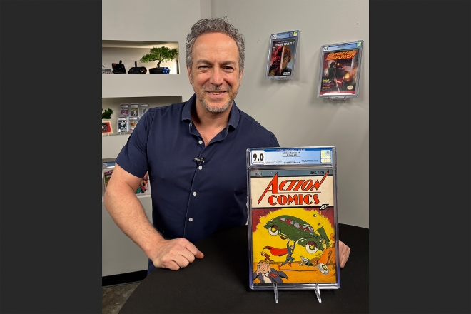 뉴욕에서 메트로폴리스 컬렉터블/코믹 커넥트의 빈센트 주졸로 사장이 슈퍼맨에게 전 세계를 소개하고 기록적인 1500만 달러에 팔린 희귀 만화책‘액션 코믹스 #1’과 함께 사진 촬영을 위해 포즈를 취하고 있다.연합뉴