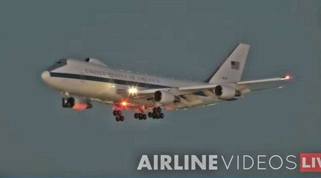 뉴욕포스트와 LA타임스는 미 공군 E-4B 나이트워치가 8일(현지시간) 오후 LAX에 착륙했다가 이튿날 C-17 수송기와 함께 이륙했다고 보도했다.사진은 이날 오후 LAX에 착륙 중인 E-4B 나이트워치.2026