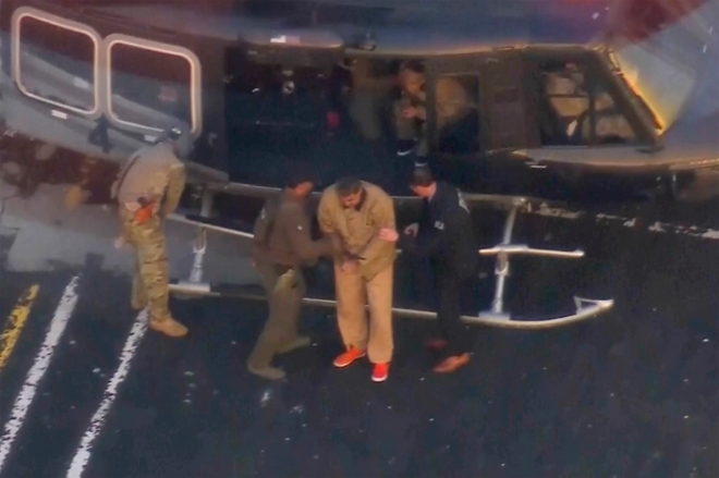 니콜라스 마두로 베네수엘라 대통령이 5일(현지시간) 미국 뉴욕 맨해튼 연방법원에 출석하기 위해 헬기에서 내리고 있다.WABC AP 연합뉴스