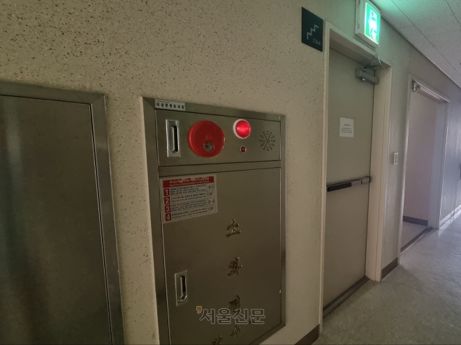 화재경보기 오작동이 발생한 서울 마포구의 한 오피스텔 복도.비상계단 바로 옆에 화재경보기가 있다.서울신문 DB