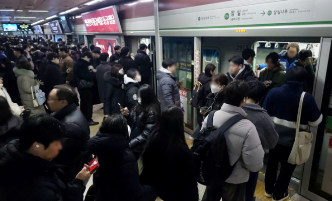 서울시버스노동조합이 총파업에 돌입한 13일 서울 송파구 잠실역 2호선에서 출근 중인 시민들이 열차를 오르내리고 있다.이지훈 기자