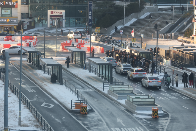 서울시버스노동조합이 총파업에 돌입한 13일 서울역 버스환승센터 시내버스 정류장이 한산한 반면 택시 승강장은 시민들로 붐비고 있다.연합뉴스