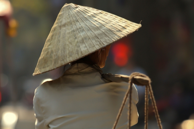 베트남 전통 모자를 쓴 여성.123rf