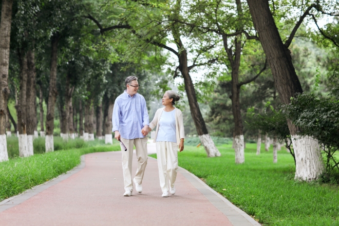 공원에서 나란히 산책하는 노부부의 모습.걷기처럼 일상적인 생활 습관이 장수의 중요한 조건으로 꼽힌다.123rf