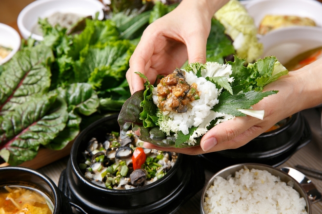 채소와 발효 식품을 중심으로 한 한식 식단.장수 연구자들은 가공식품을 줄이고 이런 항염 식단을 꾸준히 유지하는 것이 노화 관리에 도움이 된다고 설명한다.123rf