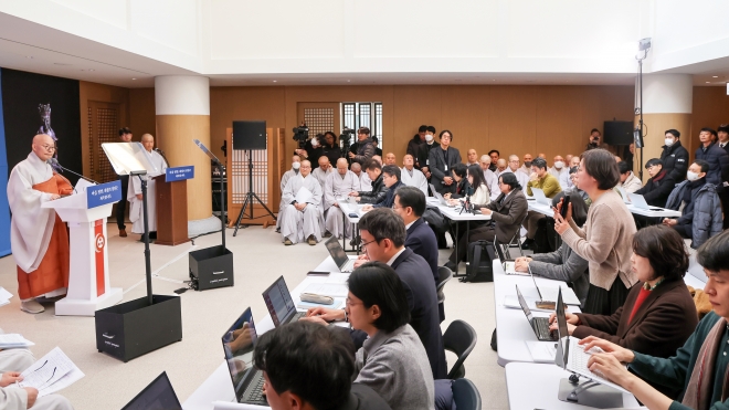 진우 스님이 새해 종무 일정 발표 뒤 기자들과 일문일답 시간을 갖고 있다.조계종 제공