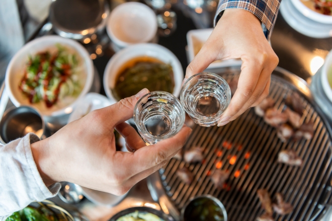삼겹살과 소주를 즐기는 모습.남성은 소주 0.5잔만 마셔도 요산 수치가 올라갈 수 있다.아이클릭아트