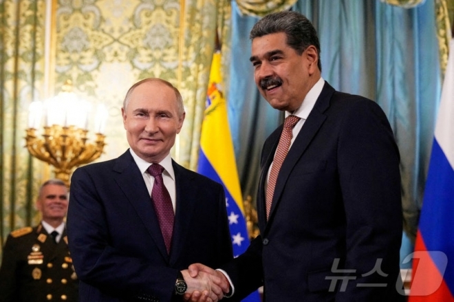 모스크바에서 회담하는 블라디미르 푸틴 러시아 대통령(왼쪽)과 니콜라스 마두로 베네수엘라 대통령.2025.05.07 로이터 뉴스1